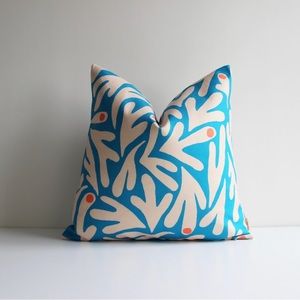 NWOT! beautiful throw pillow cover 18 x 18!